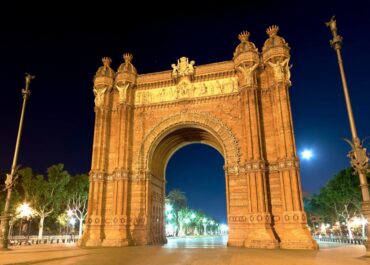 Как появилась Триумфальная арка в Барселоне и чем уникальна ее архитектура