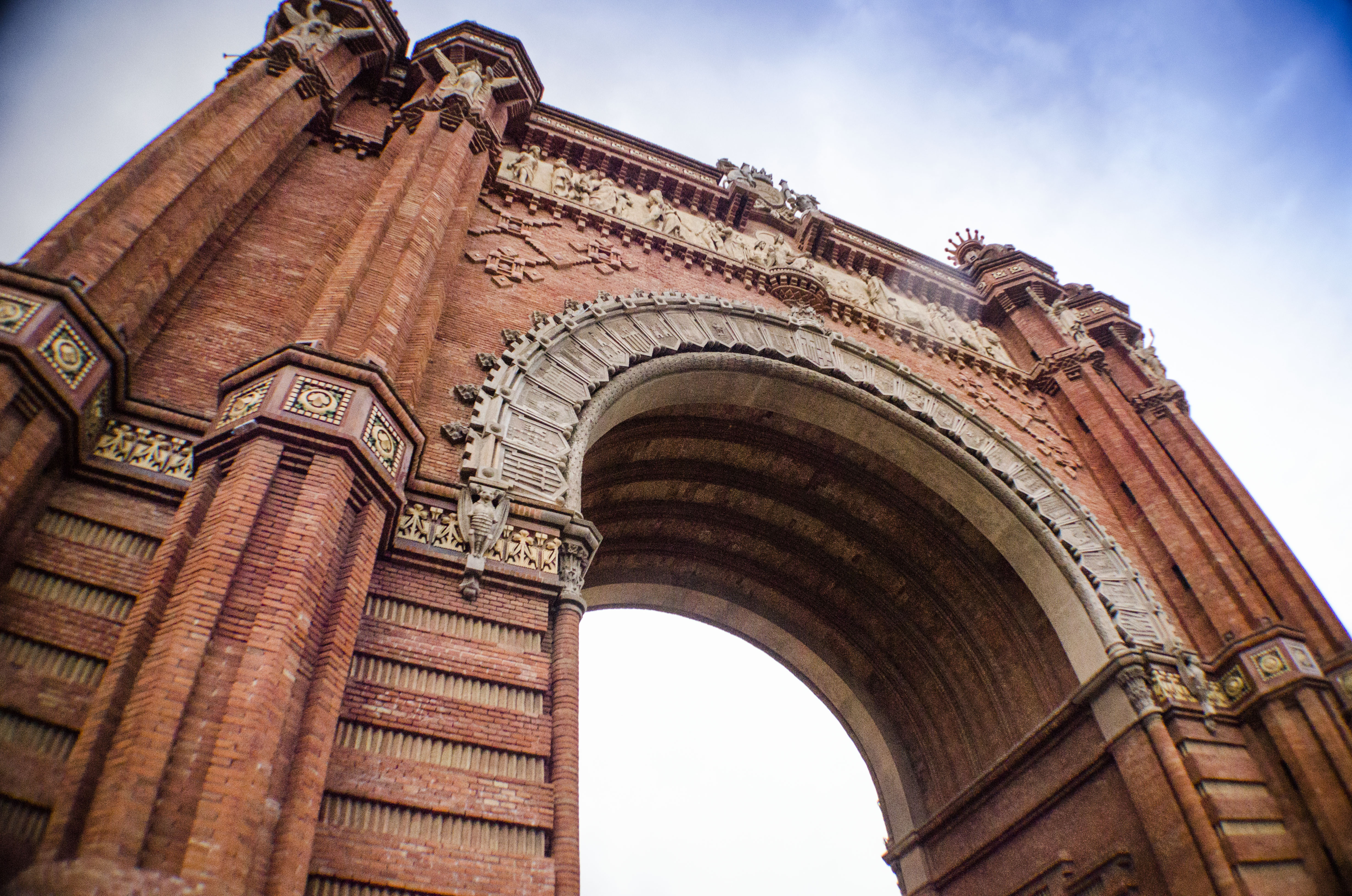 Как появилась Триумфальная арка в Барселоне и чем уникальна ее архитектура