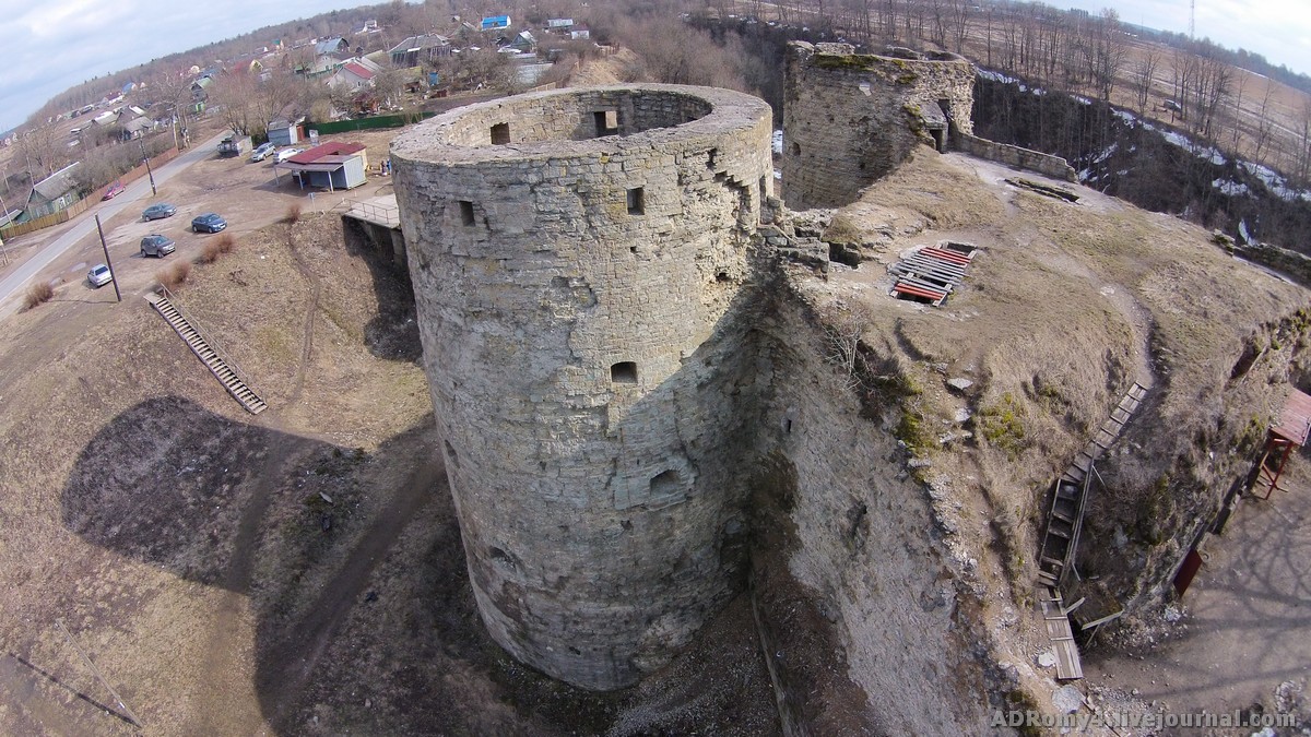 Когда возведена Копорская крепость недалеко от Петербурга и чем она знаменита