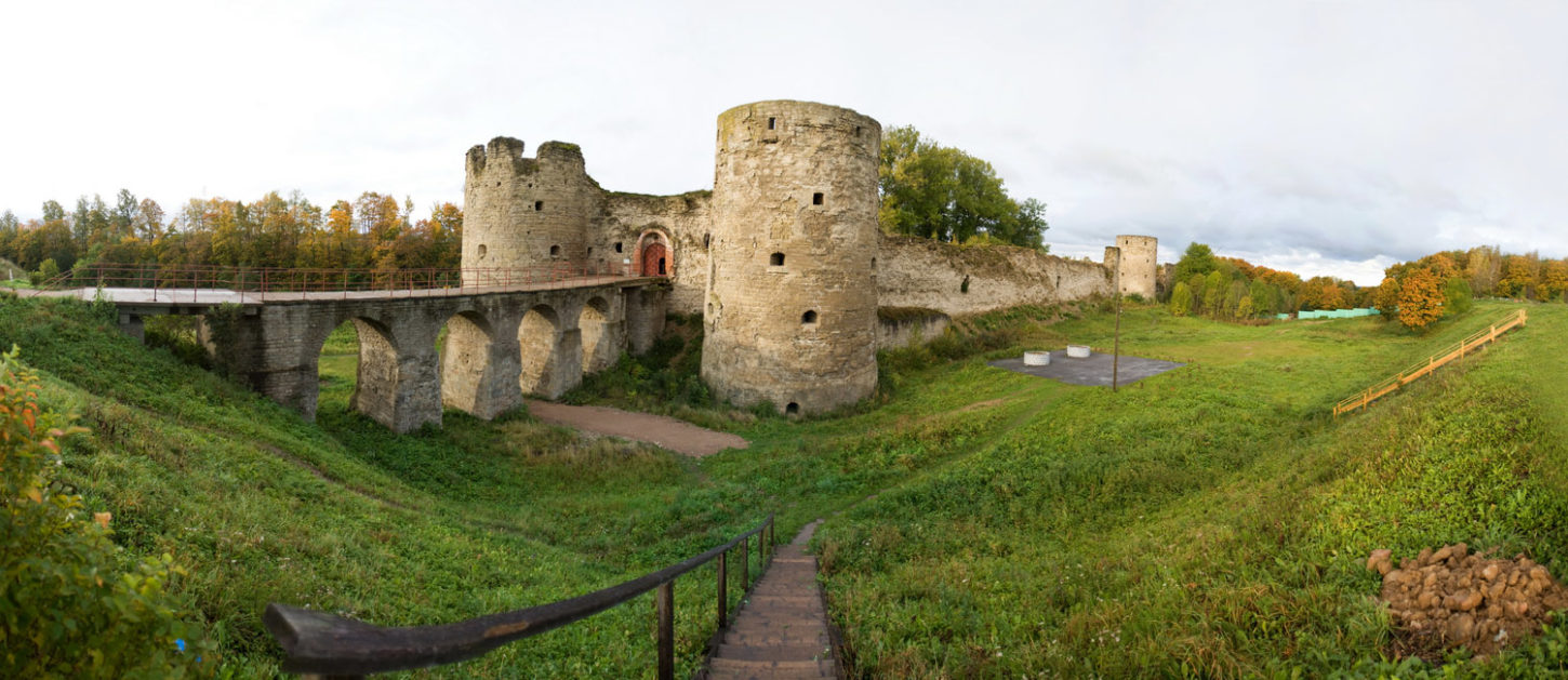 Когда возведена Копорская крепость недалеко от Петербурга и чем она знаменита