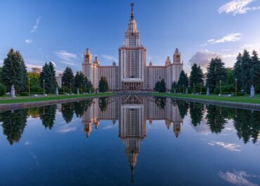 Здание МГУ: история и архитектура знаменитого сталинского высотного дома в Москве