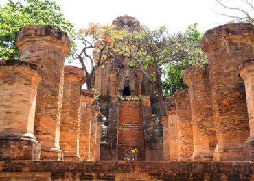 Чамские башни в Нячанге: описание и исторические факты о древних постройках