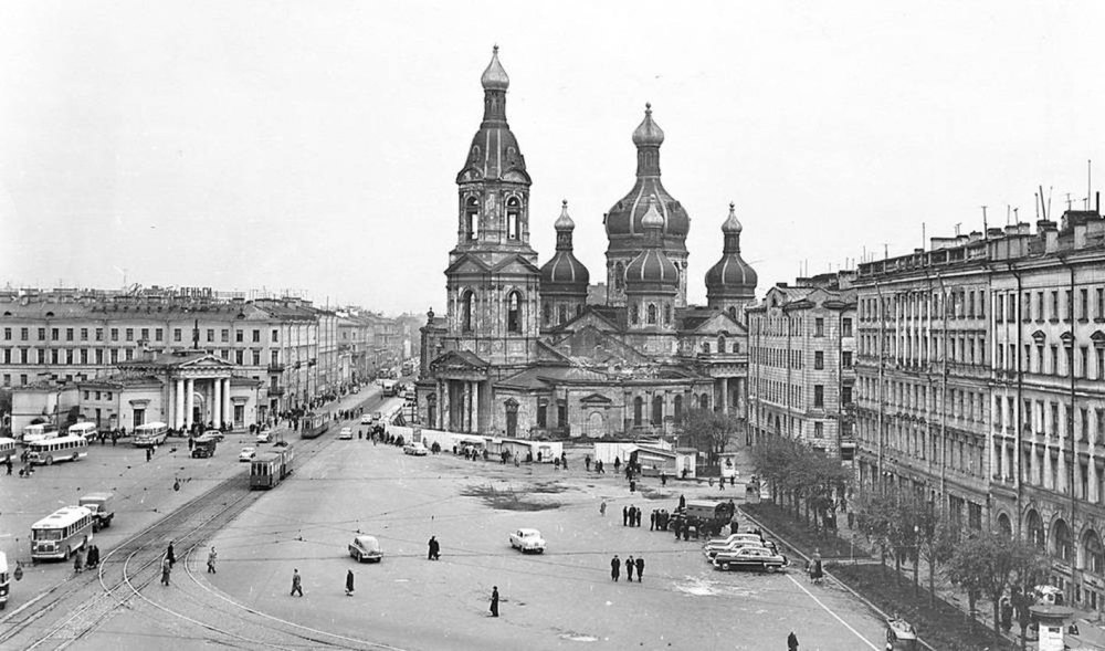 Сенная площадь в Санкт-Петербурге: исторический путь от торговых рядов к отрытому пространству