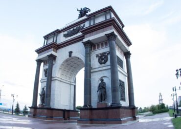 Триумфальная арка в Курске: знакоместо с одной из самых красивых арок мира