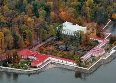Дворец Монплезир: история, архитектура и интерьеры резиденции Петра I в Петергофе
