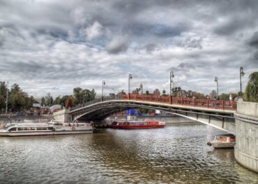 Когда появился Лужков мост над Москвой и чем он интересен для туристов