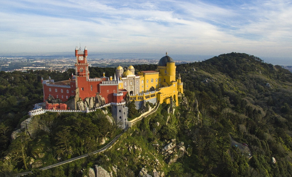 Дворец Пена на скале в Португалии: история, архитектура, обзор