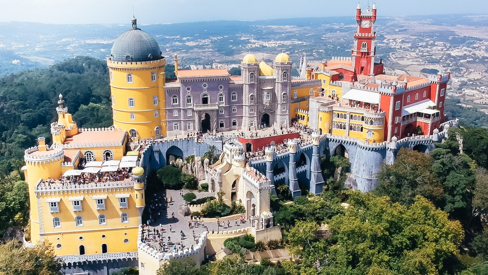 Дворец Пена на скале в Португалии: история, архитектура, обзор