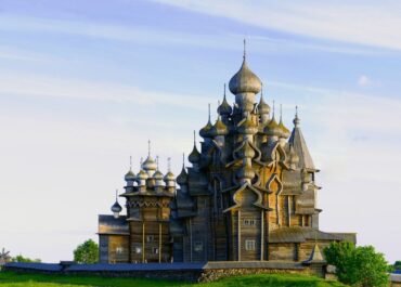 Преображенская церковь на острове Кижи: история и архитектура старинного храма
